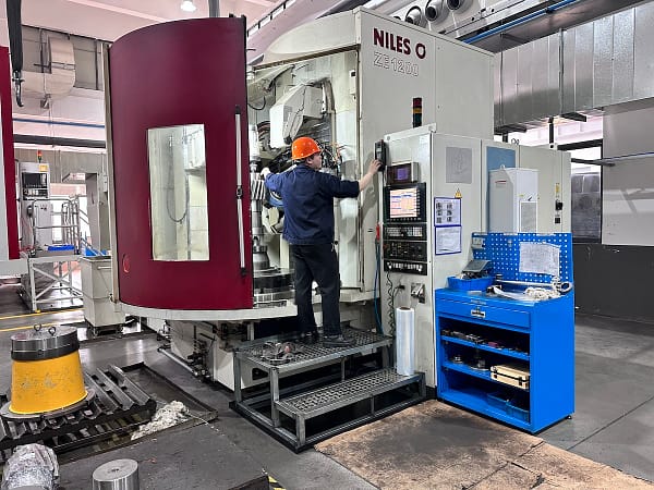 27,000㎡ factory equipped with KAPP NILES grinding machines.