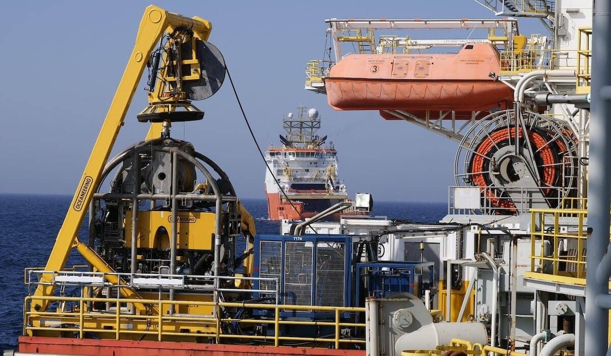 Custom offshore crane gearbox for Middle East oil & gas—Heat/salt-resistant, high-torque design for offshore platform lifting, compliant with regional marine engineering standards.